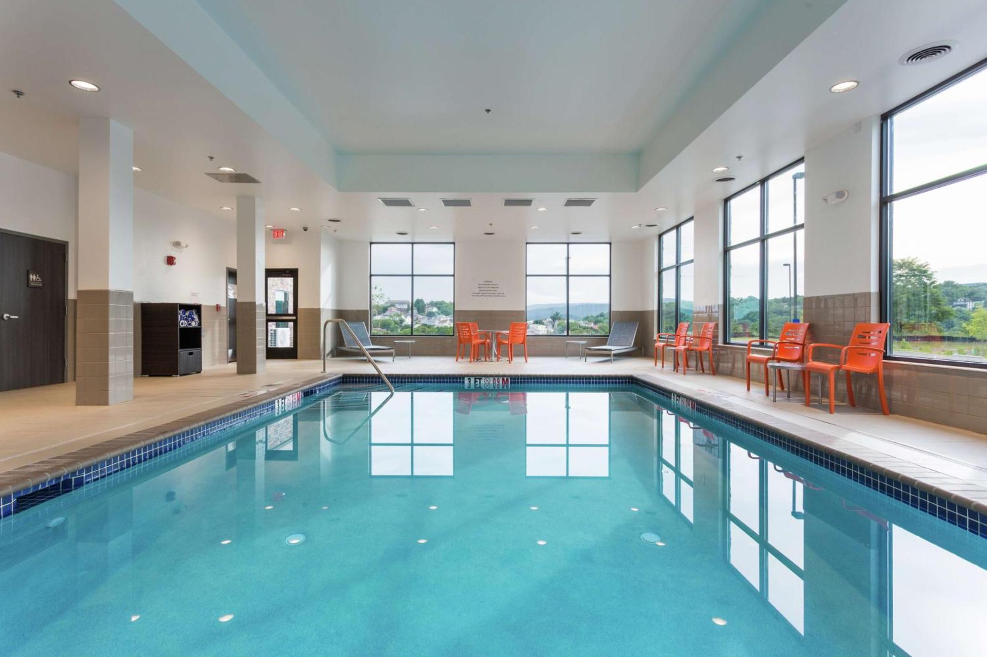 Hampton Inn Cumberland Extérieur photo